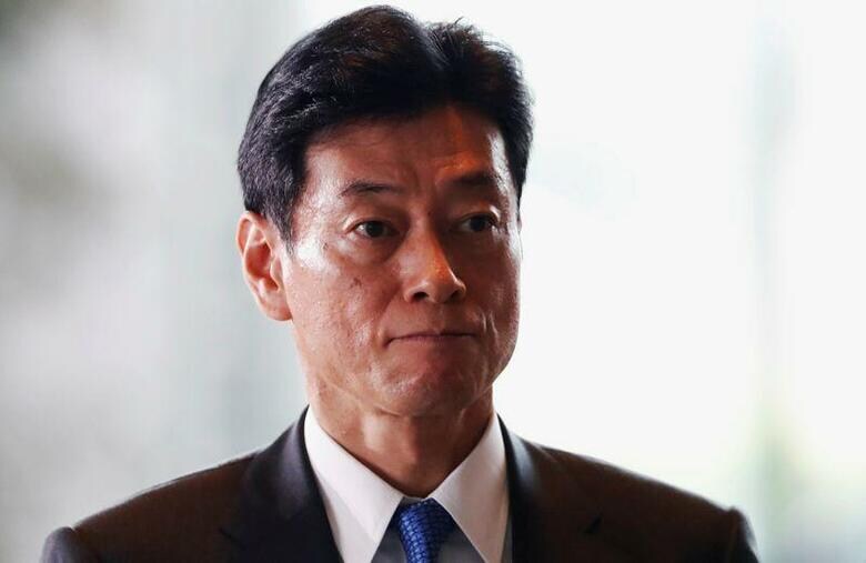 西村康稔経済再生担当相（写真）は、閣議後の会見で、新型コロナウイルスに関連する経済対策の一環として議論されている現金給付について、「（給付は）一律ではなく、生活に困っている人を優先する」と条件に言及し、休業などにより収入が減少した世帯への直接給付を検討していると述べた。写真は都内で昨年9月撮影（2020年　ロイター／ISSEI KATO）