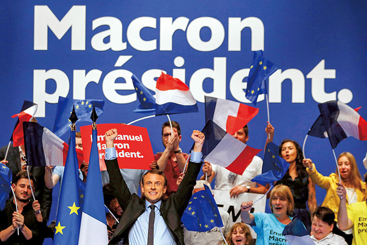 マクロン（中央）が結成した中道グループには既成政党から転じた支持者も多い　Regis Duvignau-REUTERS