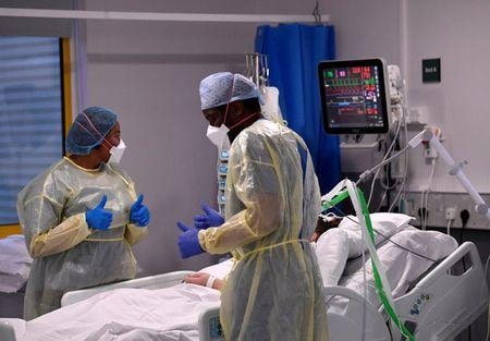 英オックスフォード大学の精神科医などの研究チームは、新型コロナウイルス感染症から回復した患者の３人に１人が６カ月以内に精神・神経疾患を発症しているとの研究結果を発表した。１月、英ミルトン・キーンズの大学病院で撮影（２０２１年　ロイター/Toby Melville）