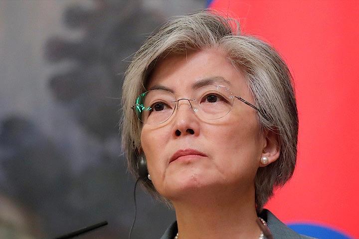 韓国外務省は、韓国最高裁が日本企業に賠償を命じた元徴用工訴訟を巡り、日韓両国企業が資金を拠出して賠償金を支払う案を日本政府に提示したと明らかにした。ただ、日本側は即座に受け入れを拒否した。写真は康京和韓国外務相。モスクワで17日撮影（2019年　ロイター／Maxim Shemetov）