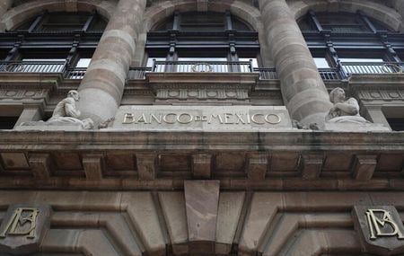 メキシコ中央銀行のガリア・ボルハ副総裁は、市場参加者は総じて中銀の利上げサイクルが続く間、米連邦準備理事会（ＦＲＢ）の金融政策との連動制を断つことはできないと考えているとの認識を示した。写真は、同中銀本店の前景。２０２２年８月９日にメキシコシティで撮影。（２０２２年　ロイター／Henry Romero）