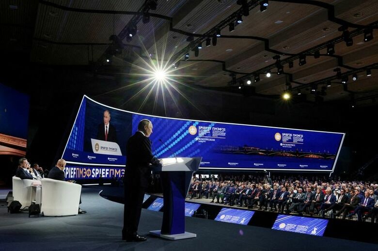 2025年6月20日、サンクトペテルブルク国際経済フォーラムで演説するロシアのプーチン大統領。Sputnik/Gavriil Grigorov/Pool via REUTERS