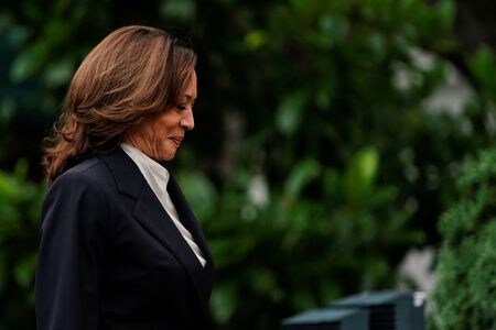 米国のホルダー元司法長官と同氏が所属する法律事務所コビントン・アンド・バーリングは、１１月の米大統領選に向けハリス副大統領（写真）が民主党の大統領候補となった場合、同氏が指名する副大統領候補の精査を行う。写真はホワイトハウスで撮影（２０２４年　ロイター/Nathan Howard）