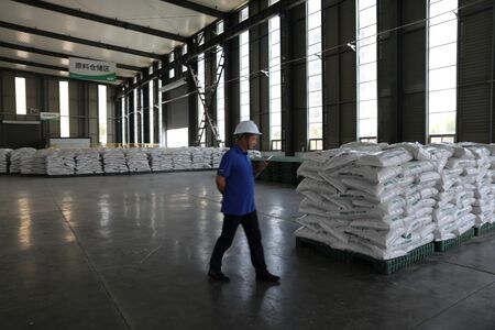 中国の化学企業、中国中化集団（シノケム）傘下のスイスの農薬・種子大手シンジェンタは２９日、中国の上海証券取引所への新規株式公開（ＩＰＯ）を取り下げた。シンジェンタの中国サービスセンターで２０２１年撮影。（2024年　ロイター/Tingshu Wang/ File Photo）