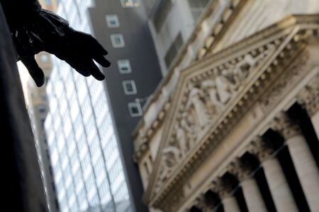米国株式市場はＳ＆Ｐ総合５００種とナスダック総合が急落して取引を終えた。２０２１年１月撮影（２０２５年　ロイター/Mike Segar）