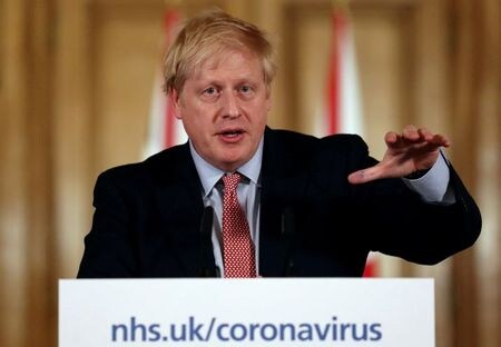 英首相官邸は１０日、新型コロナウイルス感染したジョンソン首相が短い距離を歩けるようになったと明らかにした。３月撮影（２０１９年　ロイター/Simon Dawson）