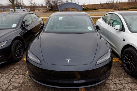 自動車情報サイトを運営する米調査会社エドマンズがロイターに明らかにした中古車情報によると、電気自動車（ＥＶ）メーカー、テスラの３月の全米下取り件数が月間ベースで過去最高水準になる可能性が高いことが分かった。写真はカナダのテスラショールームで２０日に撮影（２０２５年　ロイター／Carlos Osorio）