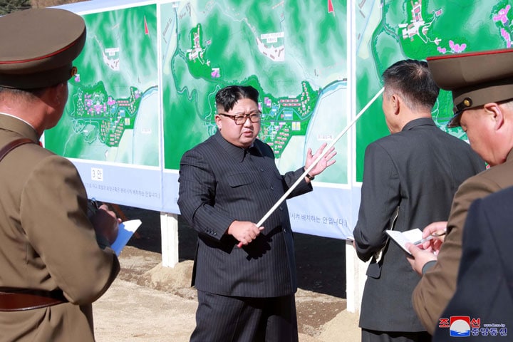 先月、建設現場を視察に訪れた金正恩　KCNA/REUTERS