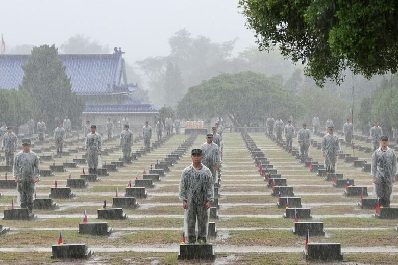 写真は第２次台湾海峡危機から６８年を記念する式典に臨む兵士ら。8月23日、金門島で撮影。REUTERS/Ben Blanchard