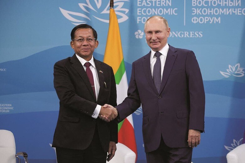 ロシアにすり寄るミンアウンフライン（写真左、昨年9月）　VALERIY SHARIFULINｰPOOLｰSPUTNIKｰREUTERS