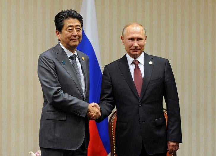 １２月８日、安倍晋三首相とロシアのプーチン大統領の会談を来週に控え、日本では領土交渉への期待値が低下しつつある。経済協力は一定の成果を見込むが、領土問題は協議が具体化するにつれて難航しているもようだ。リマで１１月撮影。提供写真（２０１６年　ロイター/Sputnik Photo Agency）