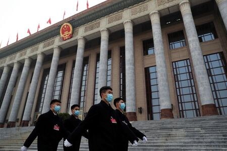 　３月５日、中国は、気候変動対策の目標達成に向け、２０２１年にエネルギー強度（一定の国内総生産を創出するのに必要なエネルギー量）を約３％削減する。写真は人民大会堂。北京で４日撮影（２０２１年　ロイター／Carlos Garcia Rawlins）