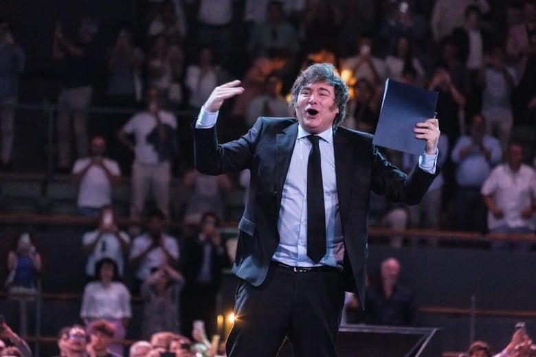 スペインで開催された経済フォーラムで演説するアルゼンチンのミレイ大統領（6月8日、マドリード）Photo by Oscar Gonzalez/Sipa USA