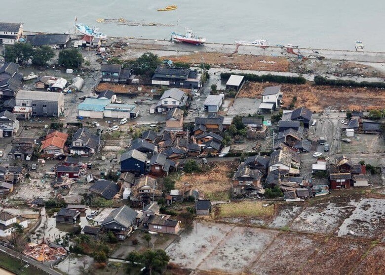 1日に発生した能登半島地震で、2日午後4時までに30人の死亡が確認された。被害が最も大きかった石川県では多数の建物が倒壊。岸田文雄首相は2日午前の非常災害対策本部会議で、「被災者の救命、救助とも時間との勝負」と語った。被災地では5万人以上が避難している。写真は地震による被害を受けたとみられる石川県珠洲市の沿岸部。2日午前撮影（2023年　時事通信）