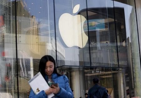　１１月１１日、アイルランドのヌーナン財務相は、同国政府が米アップルと結んだ税をめぐる取り決めについて、欧州連合（ＥＵ）が判断を示すのは１２月２５日以降になる可能性があるとの見解を明らかにした。写真はアップルのロゴ、２日撮影（２０１５年　ロイター／Kim Kyung-Hoon）