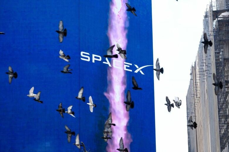 米ニューヨークのナスダック・マーケットサイト外にあるスペースＸの広告。１２日撮影。REUTERS/David Dee Delgado