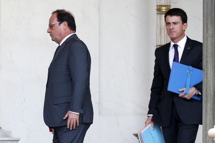 １１月１９日、フランスのバルス首相は過激派組織「イスラム国」が生物・化学兵器を使用する危険性があると警告した。写真はバルス氏（右）とオランド大統領。１８日撮影(２０１５年　ロイター/CHARLES PLATIAU)