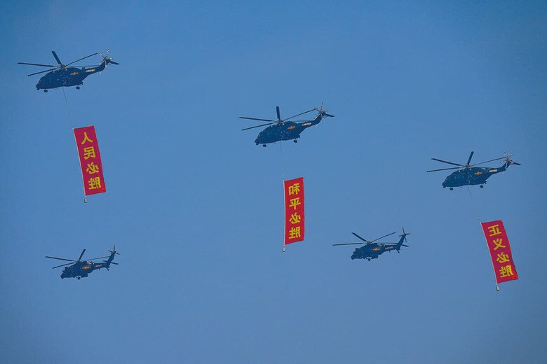 パレードで編隊飛行する中国軍ヘリ　FRED LEE/GETTY IMAGES