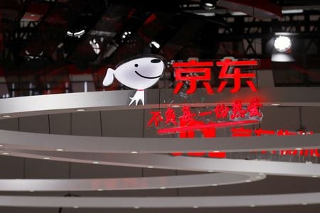 　８月１５日、中国の電子商取引（ＥＣ）大手、京東商城（ＪＤドットコム）が発表した２０２４年第２・四半期（４―６月）決算は、売上高が前年同期比１．２％増の２９１４億元（４０７１億米ドル）となり、ＬＳＥＧがまとめたアナリスト予想の２９２８億９０００万元を下回った。写真はＪＤドットコムのロゴ。北京で２０２２年９月撮影（２０２４　ロイター／Florence Lo）