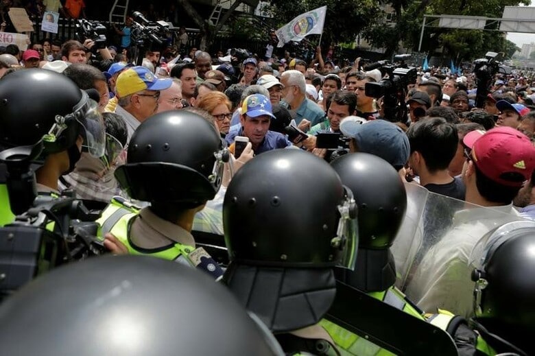 ５月１８日、ベネズエラの首都カラカスで、マドゥロ大統領を罷免に向けた国民投票実施を求めるデモ隊と治安部隊が衝突し、緊迫した事態になった。カラカスで撮影（２０１６年　ロイター/Marco Bello）