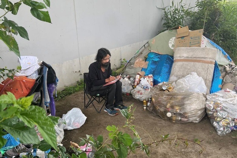 荒川の河川敷に住む、一風変わったホームレスの征一郎さん。ホームレスとしての体験をノートに記録することもある