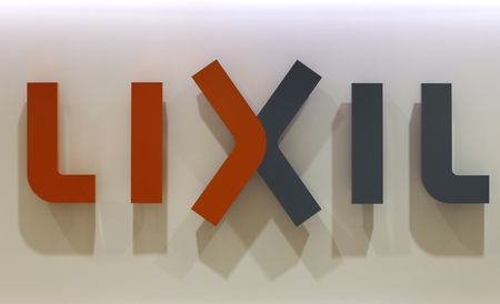 　４月１８日、ＬＩＸＩＬは２０２３年３月期の連結業績見通し（国際会計基準）を下方修正した。写真は同社のロゴ。２０１３年９月、都内にある本社で撮影（２０２３年　ロイター/Issei Kato）