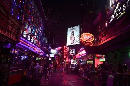 　６月２９日、タイは７月１日からパブやバーの営業再開を許可し、一部外国人渡航者の入国を認めることを発表した。同国では、５週間、新型コロナウイルスの市中感染者がでていない。写真は３月１７日、バンコクで撮影（２０２０年　ロイター/Chalinee Thirasupa）