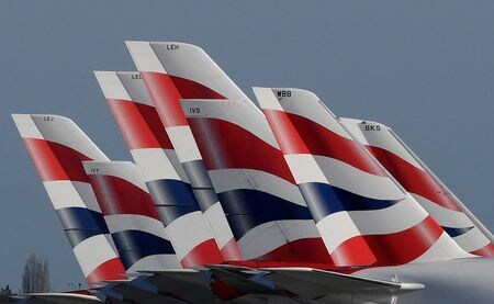 ８月２日　英ＩＡＧ傘下のブリティッシュ・エアウェイズ（ＢＡ）は、ヒースロー空港を出発する短距離フライトのチケット販売を今月８日まで停止した。写真はＢＡ機の尾翼。２０２０年３月、ヒースロー空港で撮影。（２０２２年　ロイター／Toby Melville）