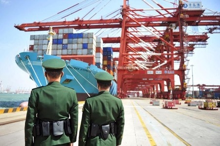 　４月１２日、中国商務省は、米国との貿易問題がエスカレートした場合の準備は十分できており、ちゅうちょなく反撃すると警告した。写真は６日山東省の港で撮影（２０１８年  ロイター）