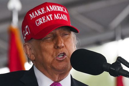 　５月２５日、トランプ米大統領（写真）はロシアが週末にウクライナを空爆したことに強い不満を表明した。写真は２４日、ニューヨークで撮影（２０２５年　ロイター/Nathan Howard）