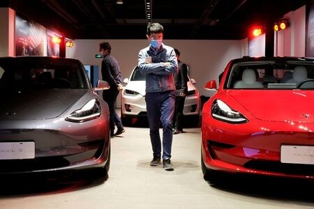 １０月１２日、中国乗用車協会（ＣＰＣＡ）の発表によると、米電気自動車（ＥＶ）大手テスラの９月の中国製ＥＶの販売台数は５万６００６台と、約２年前に上海で生産を開始して以来、最高を記録した。上海のテスラショールームで２０２０年５月撮影（２０２１年　ロイター/Yilei Sun）
