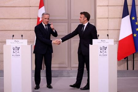 カナダのカーニー首相は１７日、就任後初の外遊先のフランスで、欧州の「信頼できる同盟国」との関係強化が重要になると述べた。 （２０２５年　ロイター/Thomas Padilla/Pool via REUTERS）
