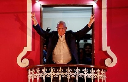 　６月６日、ペルー大統領選は開票率９１％の段階で、ペドロ・パブロ・クチンスキ氏がケイコ・フジモリ氏をわずかにリードしている。支持者の声援に応えるクチンスキ氏、５日撮影。（２０１６年　ロイター／Mariana Bazo）