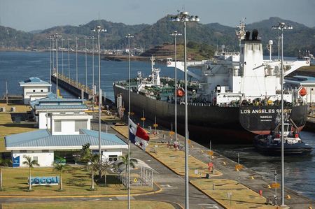 アジア時間の原油先物は堅調。サウジアラビアが自主減産延長を発表したほか、ロシアも石油輸出削減を表明したため、景気低迷による需要減退懸念よりも８月の供給減少への懸念が強まった。写真は、パナマ運河を通過する原油タンカー。２０２３年３月１０日に撮影。（２０２３年　ロイター／Aris Martinez）