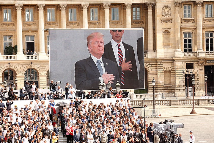 フランスのパリで、革命記念日の軍事パレードを見るトランプ。カッコよかったのでアメリカでもやりたいとか　Kevin Lamarque-REUTERS