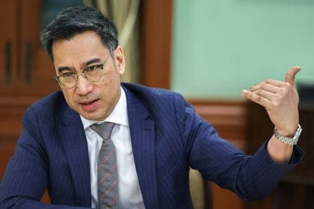 タイ中央銀行のセタプット総裁は９日、現在の潜在成長率である約３％では長期的な成長持続には不十分だとし、より力強い経済成長が必要との見解を示した。バンコクで１月に撮影（２０２４年　ロイター/Athit Perawongmetha）