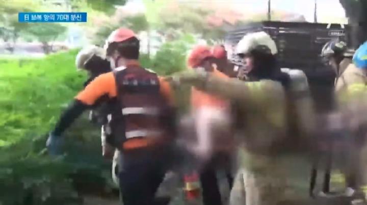 男性の所持品のかばんの中には「日本は貿易報復を撤回しろ」というメモと安倍首相の謝罪を求めるビラがあったという。채널A 뉴스/YouTube