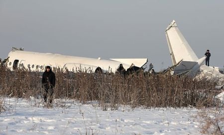 　１２月２７日、カザフスタン政府によると、南部アルマトイ付近で乗員５人・乗客９３人を乗せた首都ヌルスルタン行き旅客機が墜落し、１２人が死亡した。写真は墜落現場で救助活動にあたる当局者ら（２０１９年　ロイター/Pavel Mikheyev）