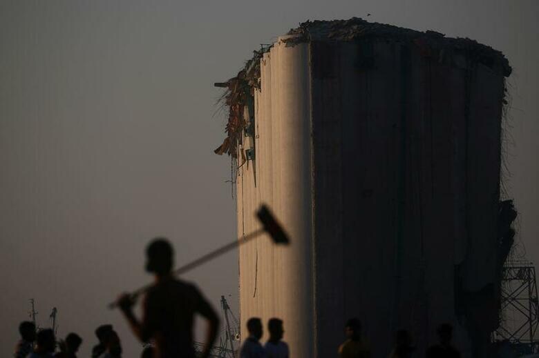 レバノンのアウン大統領は7日、首都ベイルートで4日発生した爆発の原因について、「ロケットもしくは爆弾などによる外部介入の可能性もある」とし、過失や事故も視野に入れて捜査を行うと表明した。写真は7日、ベイルートの爆発現場近辺で撮影(2020年　ロイター/Hannah McKay)