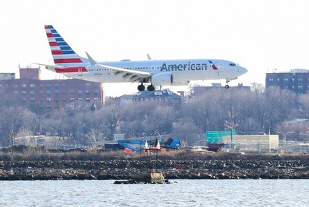 米アメリカン航空のダグ・パーカーＣＥＯは６日、墜落事故を受け運航停止となっている航空機大手ボーイング７３７ＭＡＸ型機について、近い将来に米連邦航空局から運航再開の認可が下りるという見方を示した。ニューヨークで３月撮影（２０１９年　ロイター/SHANNON STAPLETON）
