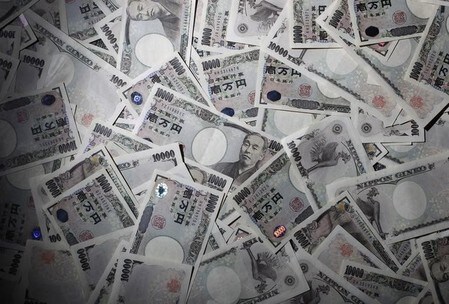 　９月１日、日銀は巨額の国債買い入れに伴う流通市場への影響を観測するため２０１５年から行っている「債券市場サーベイ」の８月調査の結果を公表した。市場機能が「高い」との回答数から「低い」との回答数を引いた機能度判断指数（ＤＩ）はマイナス４６と、前回５月調査のマイナス３３から低下し過去最低となった。写真は都内で２０１０年８月撮影（２０１６年　ロイター/Yuriko Nakao）