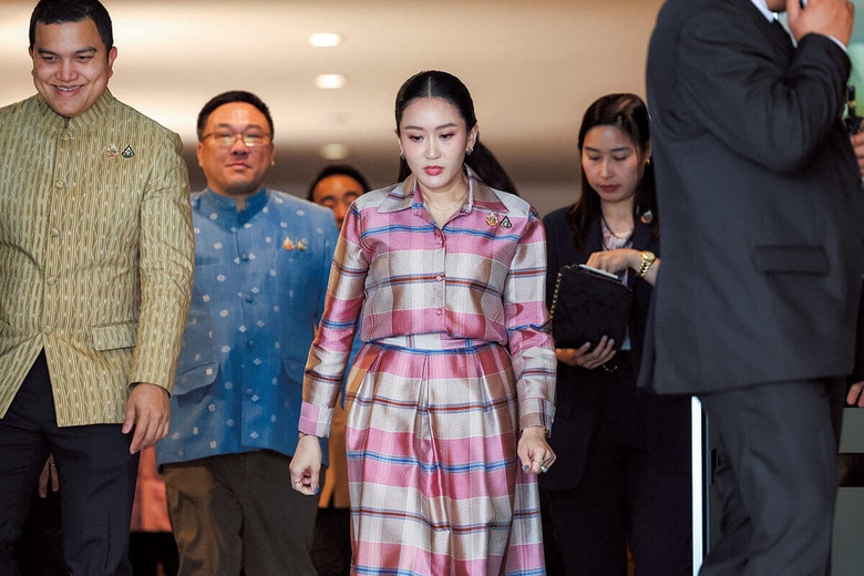 ペートンタン首相（中央）は政治基盤が弱く政権維持を危ぶむ声も　CHALINEE THIRASUPAｰREUTERS