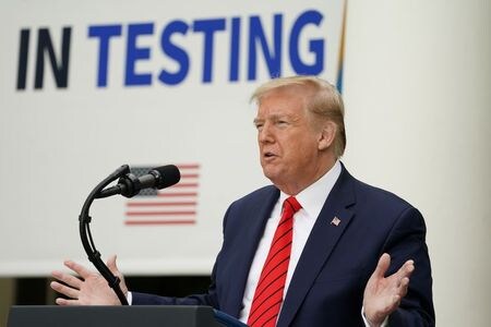 　トランプ米大統領は、新型コロナウイルスのワクチン開発を加速する「ワープ・スピード作戦」の主要ポストに英製薬大手グラクソ・スミスクライン（ＧＳＫ）の元幹部と米陸軍大将を起用する見通し。トランプ政権の当局者が５月１３日、明らかにした。５月１１日、ホワイトハウスで撮影（２０２０年　ロイター/Kevin Lamarque）