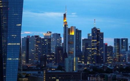 １２月１８日、ドイツのＩＦＯ経済研究所が発表した１２月の業況指数は９６．３と、市場予想を上回った。フランクフルトで８月撮影（２０１９年　ロイター/Kai Pfaffenbach）