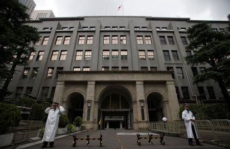 財務省は７日、２０２１年度一般会計概算要求で、各省庁からの要求額が１０３兆４８８６億円だったと発表した。要求総額が１００兆円を上回るのは７年連続で、伊藤渉財務副大臣は「歳出改革の取り組みを続け、質の高い予算としたい」と省内で記者団に語った。写真は2011年8月4日に撮影された財務省の正面玄関前。（2020年　ロイター／Yuriko Nakao）