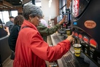 肥満予防のため飲んではダメ！...口うるさい政府の「子守国家」イギリス