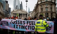 拡大する環境保護運動「絶滅への反逆」、ロンドンで逮捕者1400人超に
