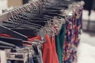 女性らしくスカート出勤で特別手当160円、「まるで中世の話」と呆れ