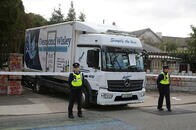 【映像】大型トラックがロシア大使館に突っ込み、門を破壊