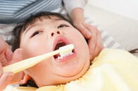 幼児をロックオン？　歯科医がTikTokで実演した「子育てハック」が話題に